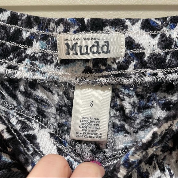 Mudd Printed Eyelet Lace Hem Shorts Black White Size Small - Picture 5 of 5